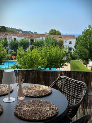 Outdoor dining - Apto centro Calella con piscina a 100m de la playa (Palafrugell)