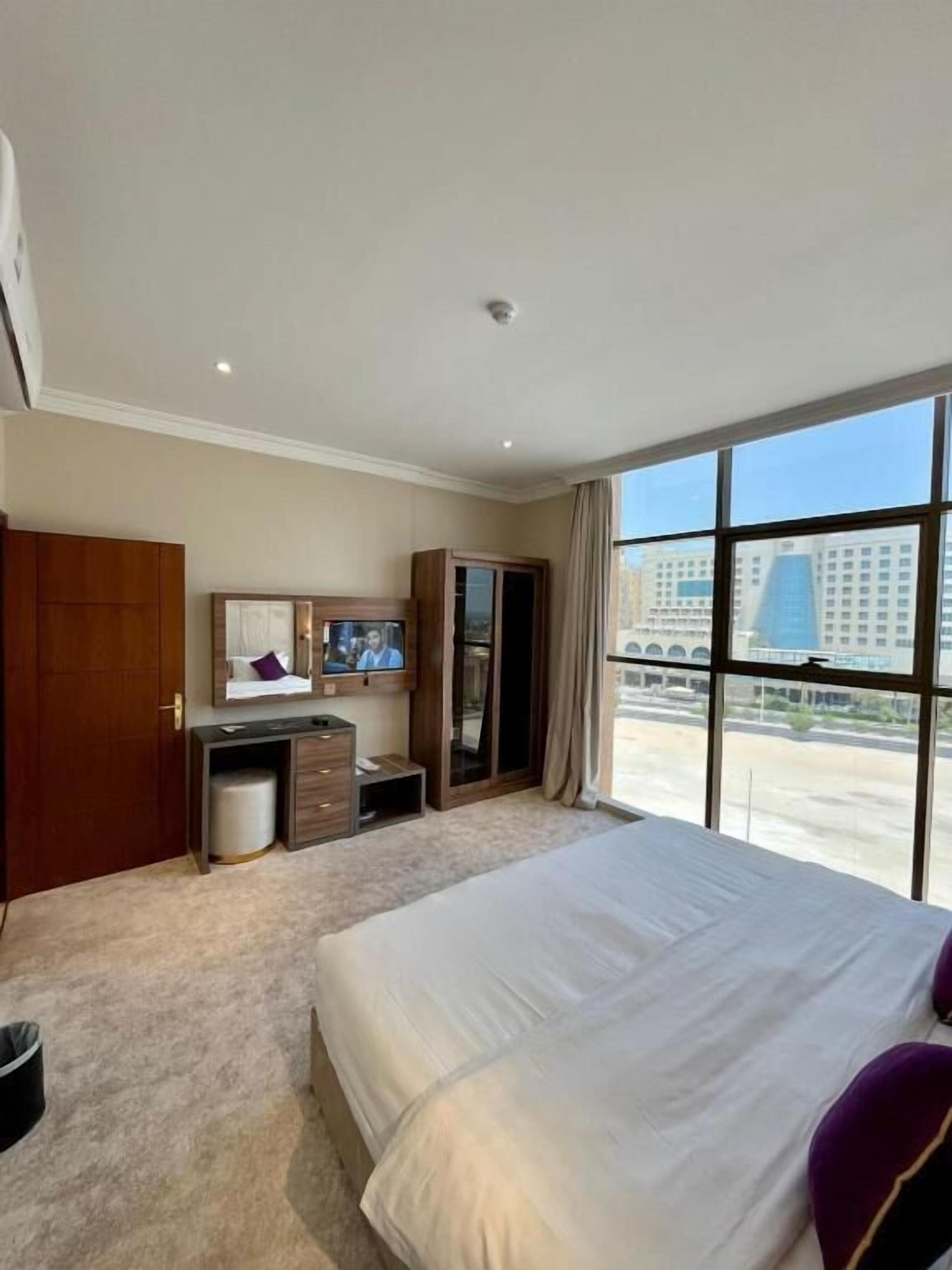 Suite, Sea View | In-room safe, blackout curtains, iron/ironing board, free WiFi
