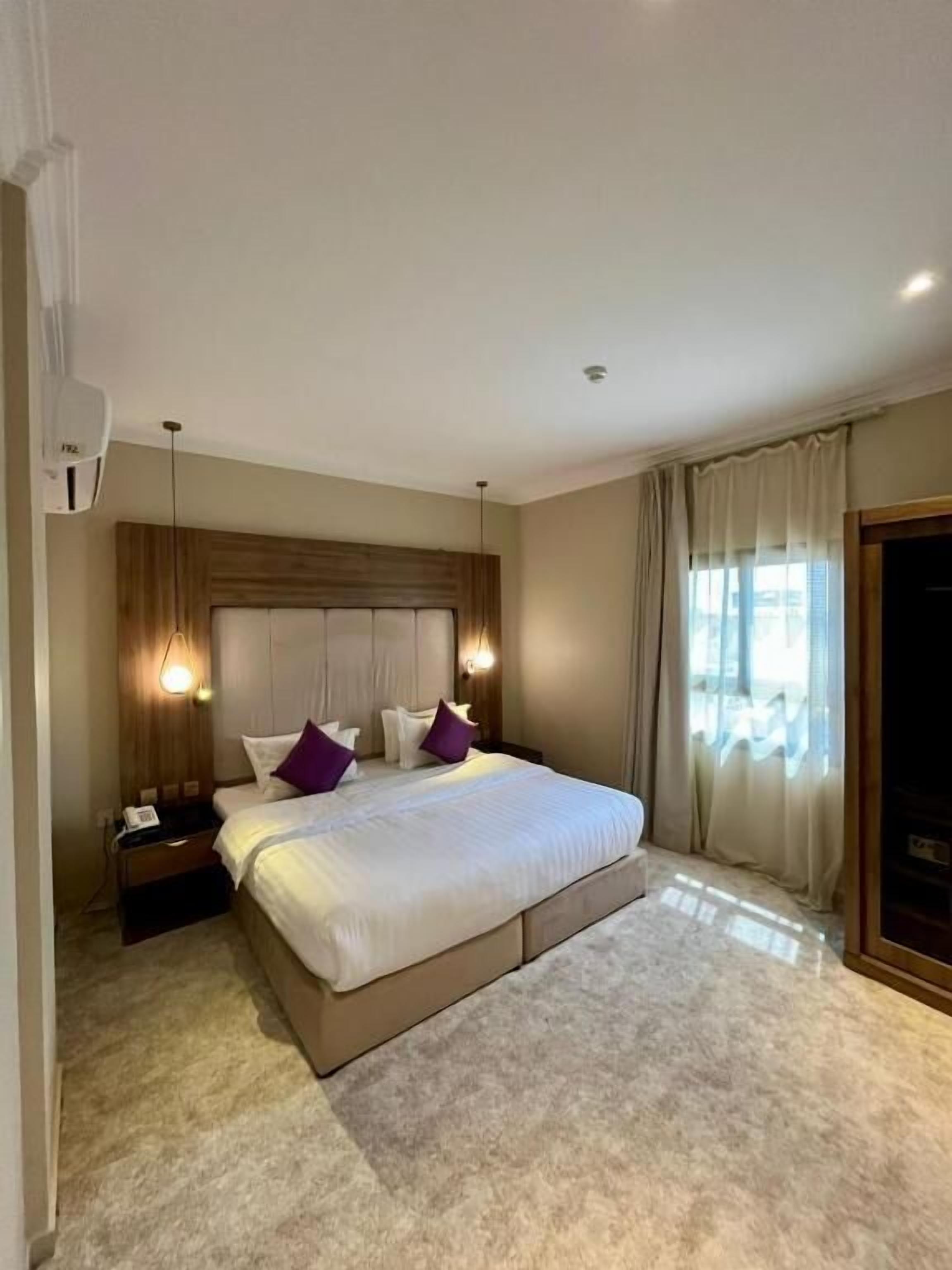 Suite | In-room safe, blackout curtains, iron/ironing board, free WiFi