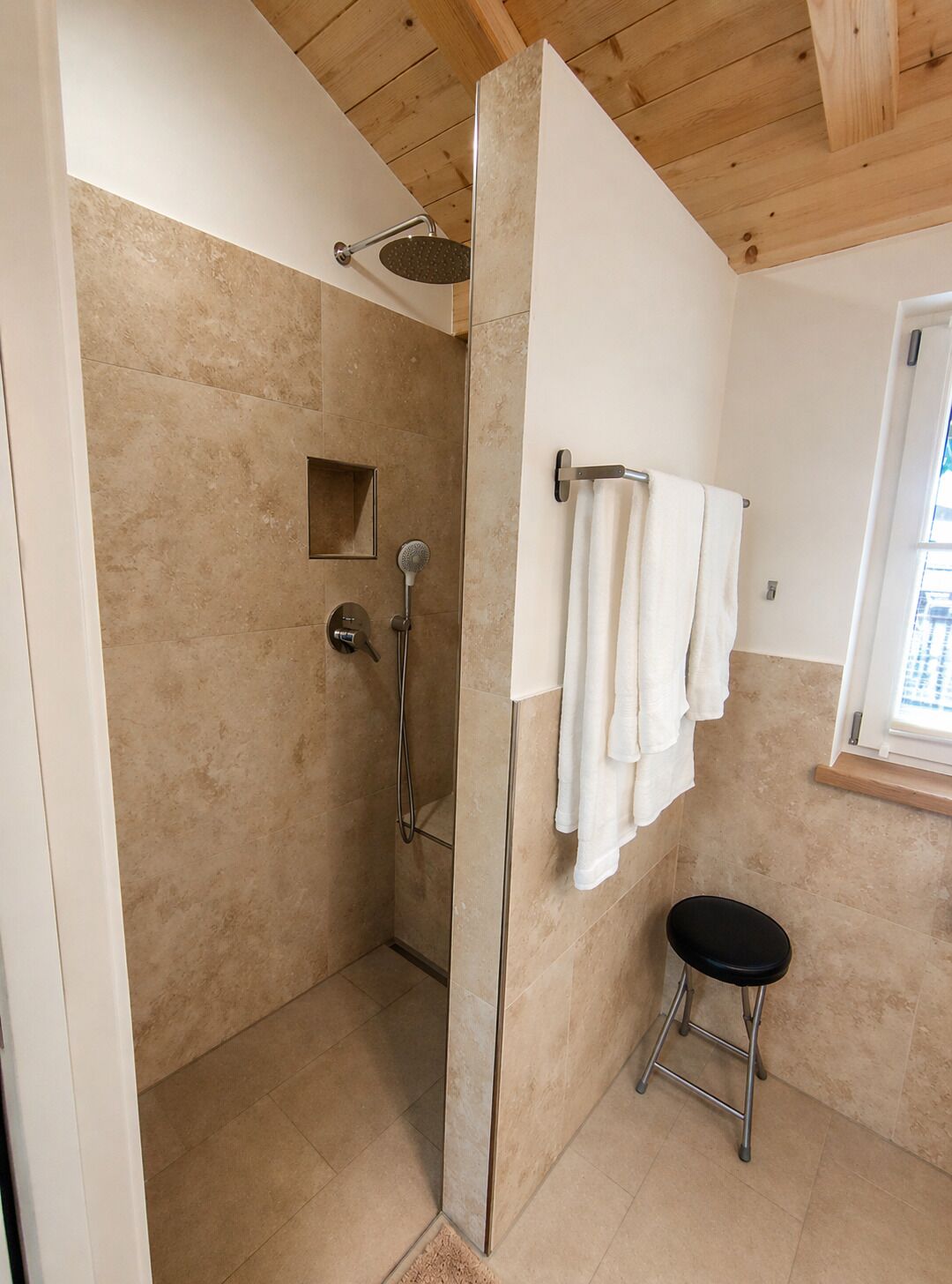 Haartrockner, Handtücher, Seife, Toilettenpapier