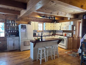 Private kitchen - Cozy 1-bedroom log cabin in beautiful Manitowish Waters/Winchester (Manitowish Waters)