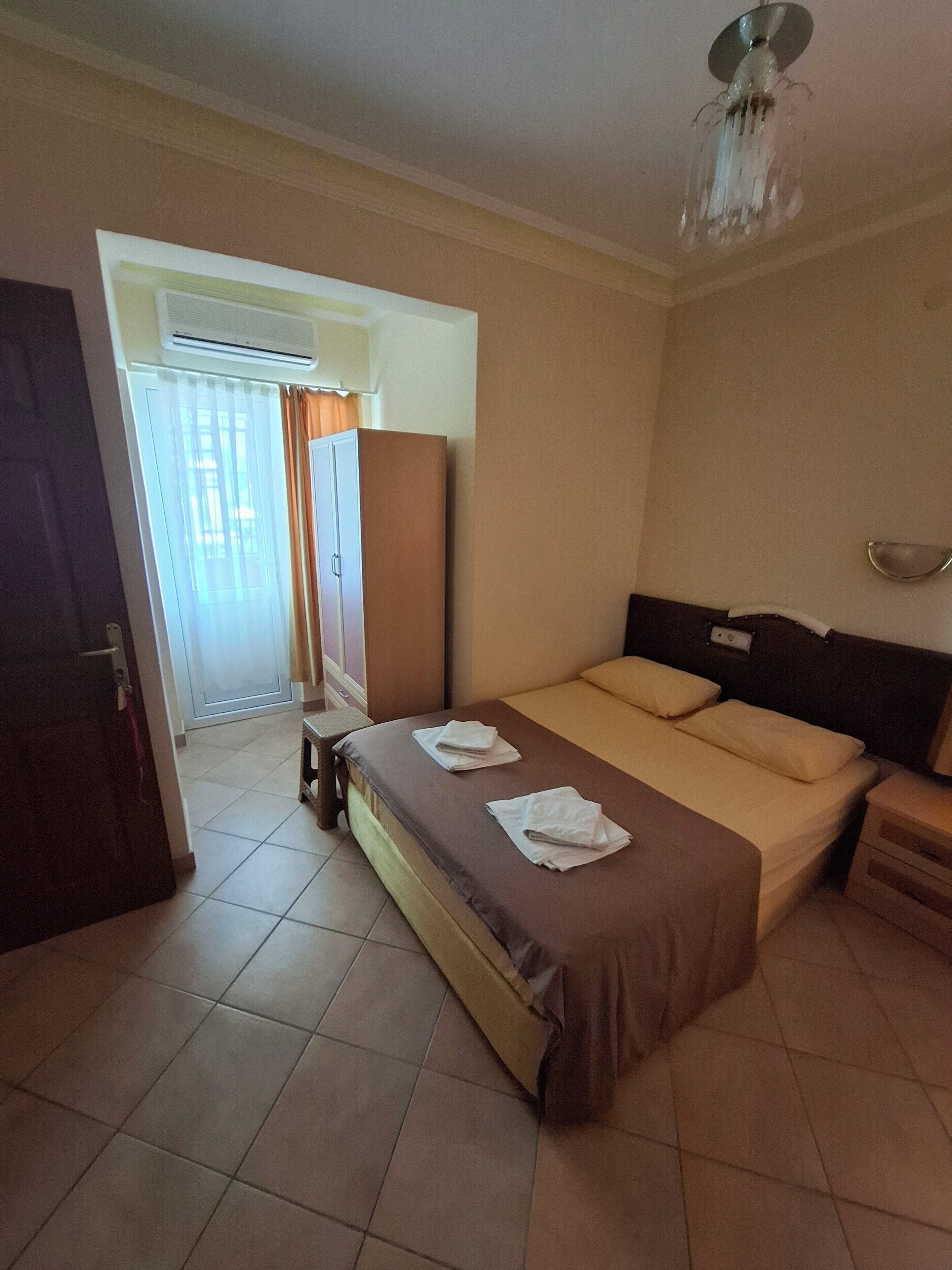 Estudi en suite exclusiu | Espai de treball apte per a portàtils i planxa i posts de planxar 
