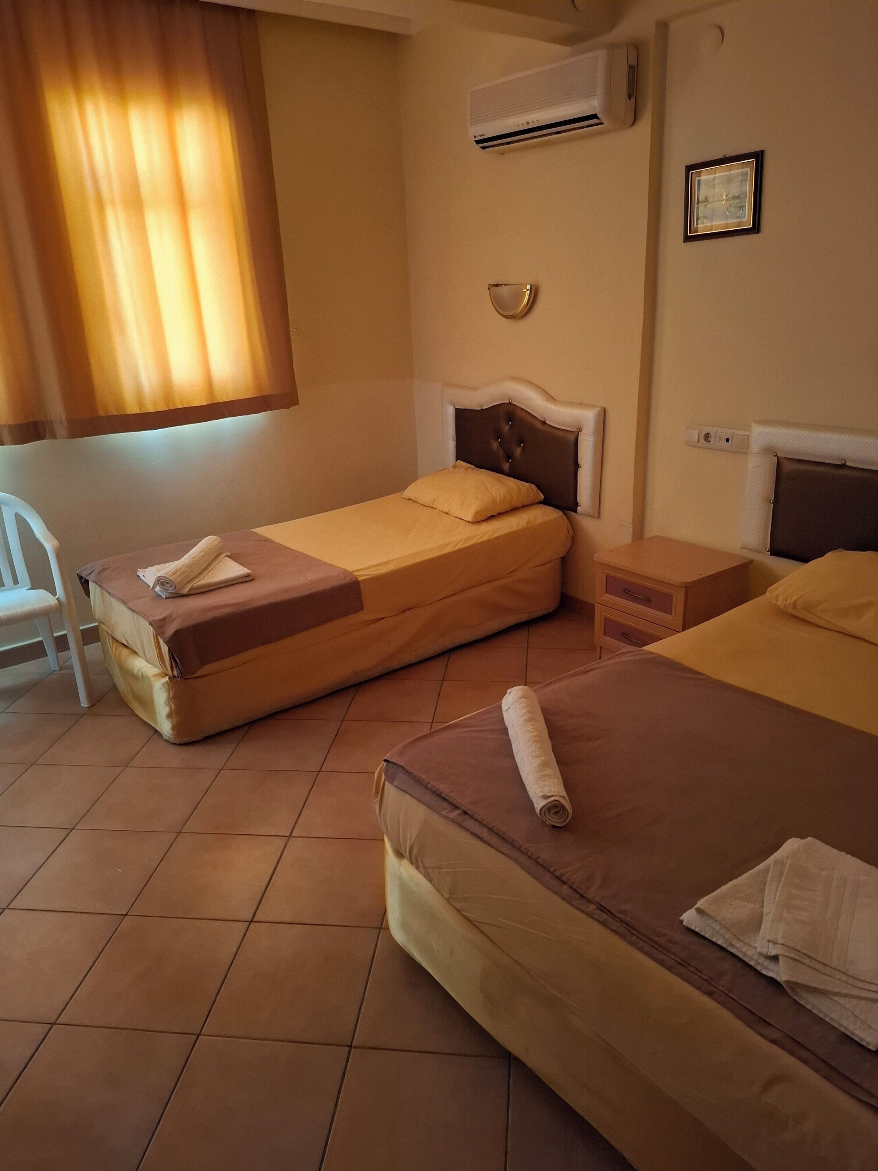 Habitació doble o amb dos llits individuals Comfort, balcó, vistes al jardí | Espai de treball apte per a portàtils i planxa i posts de planxar 