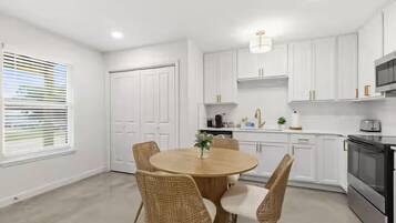 Maison Luxe, 3 chambres, non-fumeurs, animaux de compagnie acceptés | Cuisine privée | Grand réfrigérateur, micro-ondes, four, plaque de cuisson