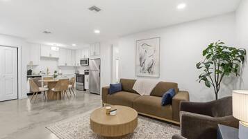 Luxury House, 3 Bedrooms, Non Smoking, Pets Allowed | Living area | Smart TV