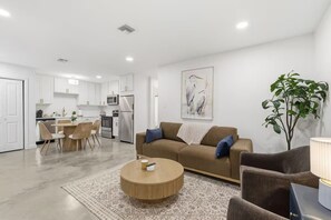 Casa de luxe, 3 dormitoris, no fumadors, s'admeten animals de companyia | Sala d'estar | Televisor intel·ligent 