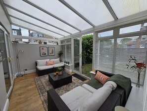TV, offices - Stylish 4BR Windsor Retreat - Garden - Sleeps 08 (Berkshire)