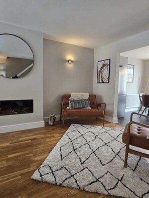 TV, offices - Stylish 4BR Windsor Retreat - Garden - Sleeps 08 (Berkshire)