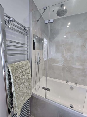 Een douche, handdoeken, shampoo