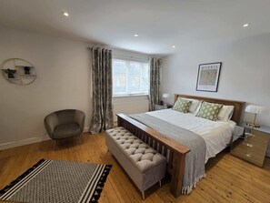 Iron/ironing board, travel cot, WiFi, bed sheets - Stylish 4BR Windsor Retreat - Garden - Sleeps 08 (Berkshire)