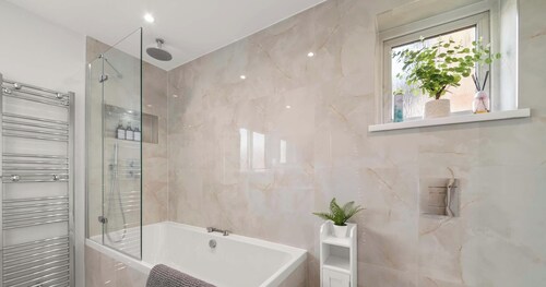 Stylish 4Bed Windsor Retreat - Garden - Sleeps 08