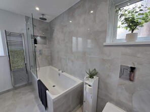 Shower, towels, shampoo - Stylish 4BR Windsor Retreat - Garden - Sleeps 08 (Berkshire)