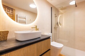 Shower, hair dryer, towels - Apartment Luna, modern, 100 m from the sea (L'Escala)