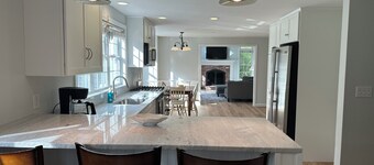 Spacious 4 bedroom PRIVATE HOME
centrally located to all the Cape has to offer