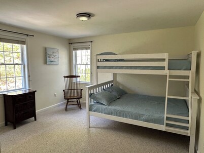 Spacious 4 bedroom PRIVATE HOME
centrally located to all the Cape has to offer