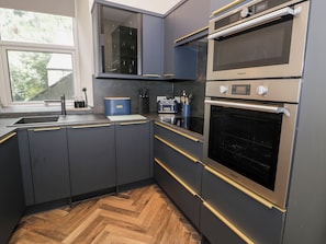 Dishwasher, cookware/dishes/utensils - Llety Clyd (Barmouth)