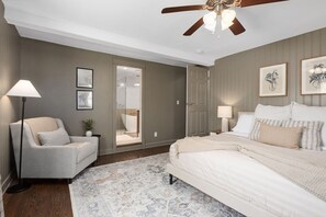 Desk, WiFi, bed sheets - Traditional Meets Design House (Lee`s Summit)