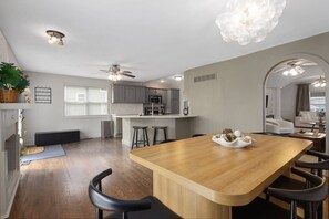 Dining - Traditional Meets Design House (Lee`s Summit)