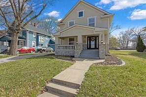 Exterior - Traditional Meets Design House (Lee`s Summit)