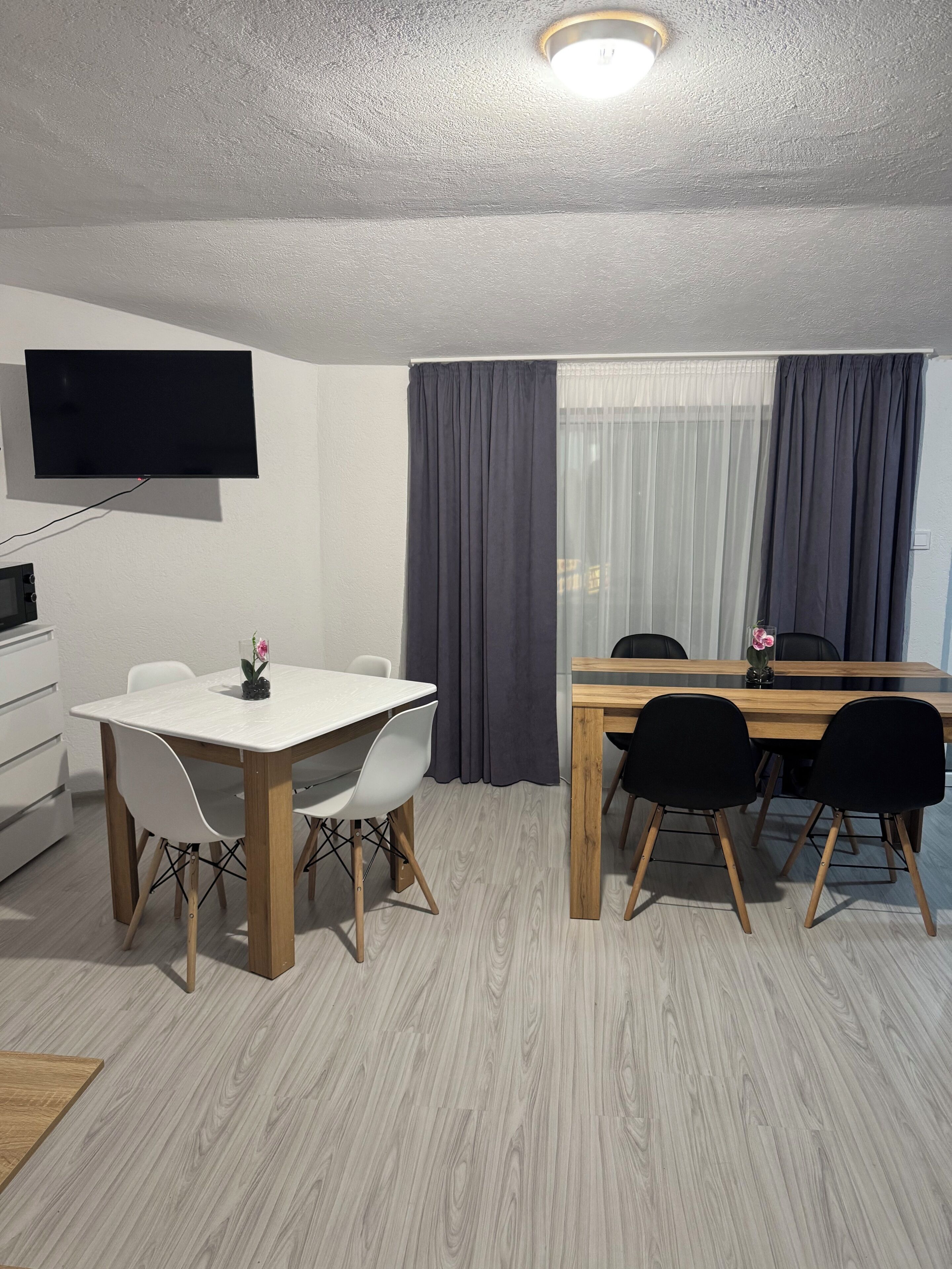 Chambre Triple, patio | Restauration