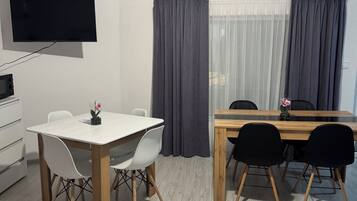 Chambre Triple, patio | Restauration