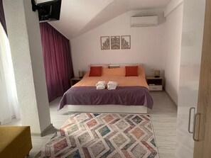 Triple Room, Patio | Blackout drapes, iron/ironing board, free WiFi - House Elena (Muglizh)