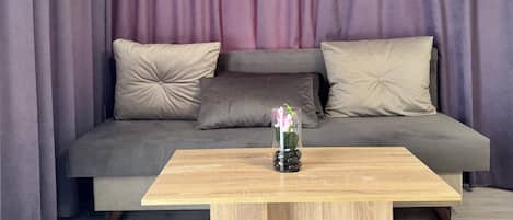 Habitación triple, patio | Área de sala de estar