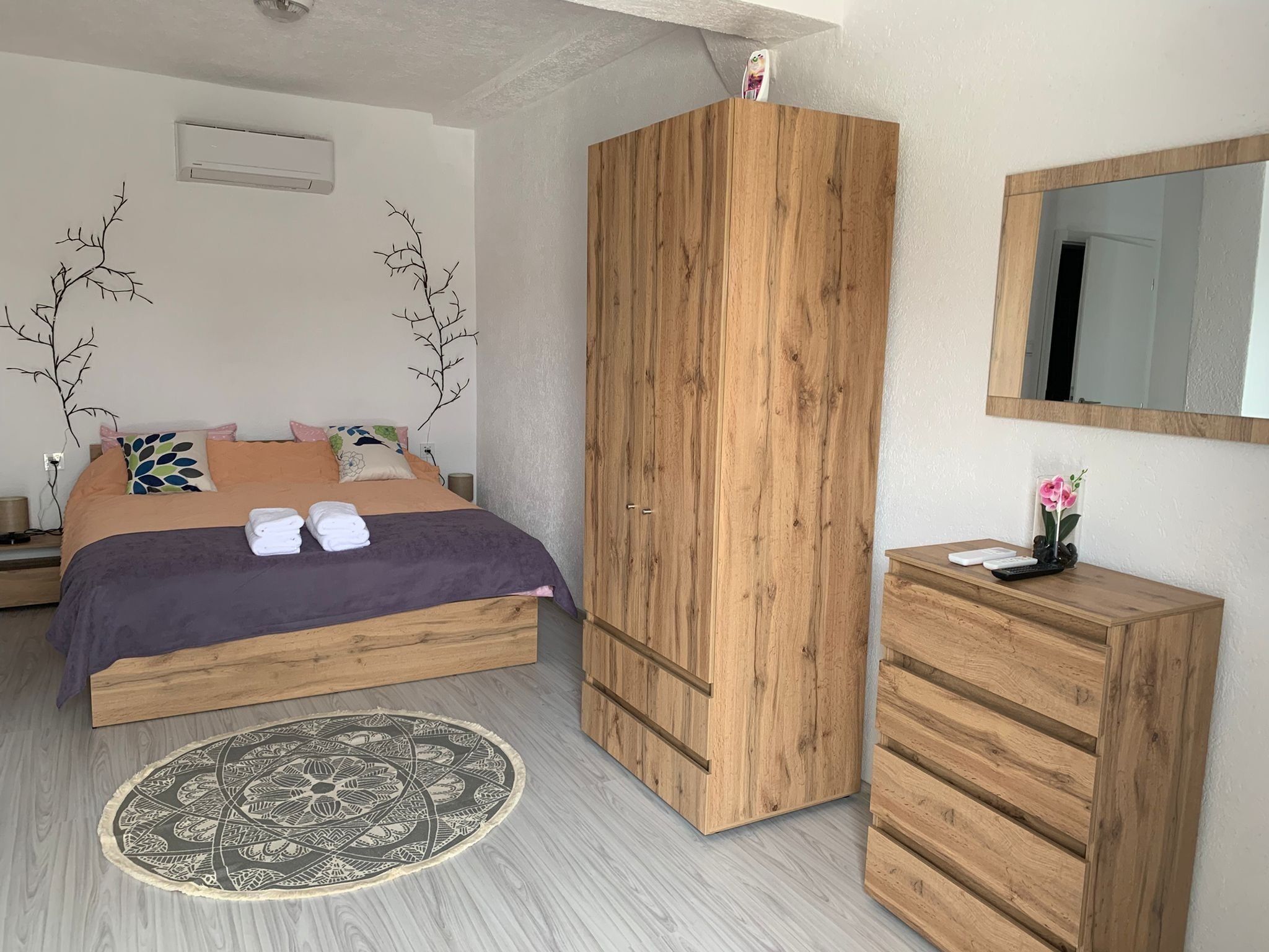 Cortinas blackout, tabla de planchar con plancha y wifi gratis 