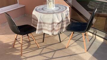 Chambre Triple, patio | Restauration extérieure