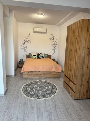 Dreibettzimmer, Terrasse | Verdunkelungsvorhänge, Bügeleisen/Bügelbrett, kostenloses WLAN