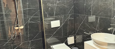 Herbergi fyrir þrjá - verönd | Baðherbergi | Sturta, hárblásari, handklæði, sápa