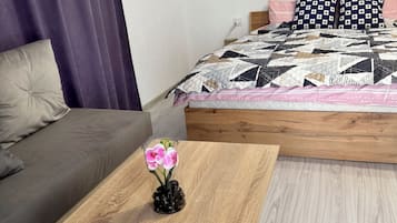 Chambre Triple, patio | Rideaux occultants, fer et planche Ă repasser, Wi-Fi gratuit