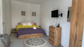 Triple Room, Patio | Langsir/tirai gelap terus, seterika/papan seterika, Wi-fi percuma