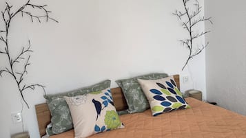 Triple Room, Patio | Blackout curtains, iron/ironing board, free WiFi
