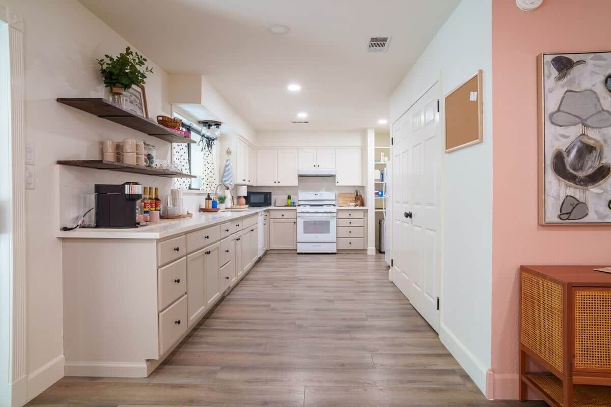 Stovetop, coffee/tea maker, lobster pot, paper towels