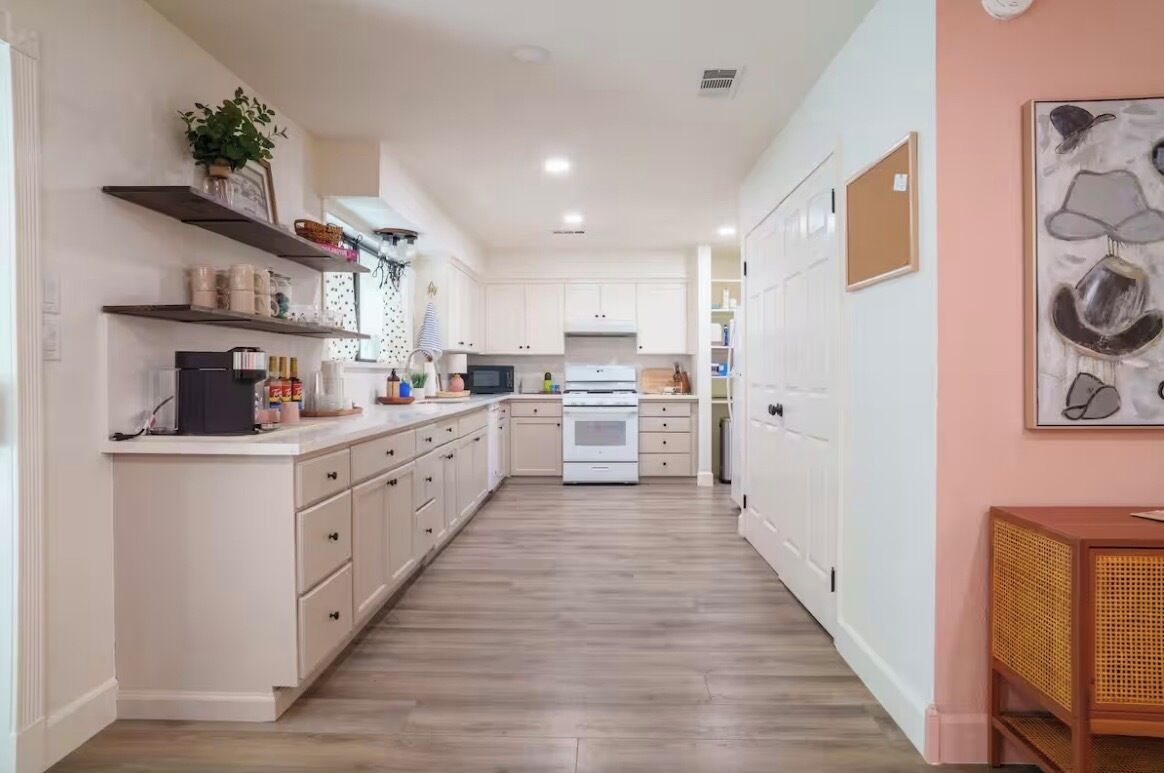 Stovetop, lobster pot, paper towels, dining table