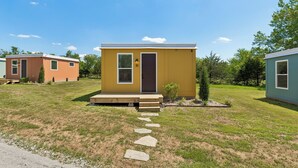 Une petite maison mobile d’un seul étage, dotée d’un porche à l’avant et d’une plaque portant le numéro « 10 ».