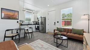 Un espace de vie moderne comprenant une cuisine, un coin repas et un coin salon.
