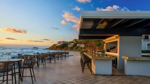 Outdoor dining - Dawn Beach Club Resort and Spa Sint Maarten (Oyster Pond)