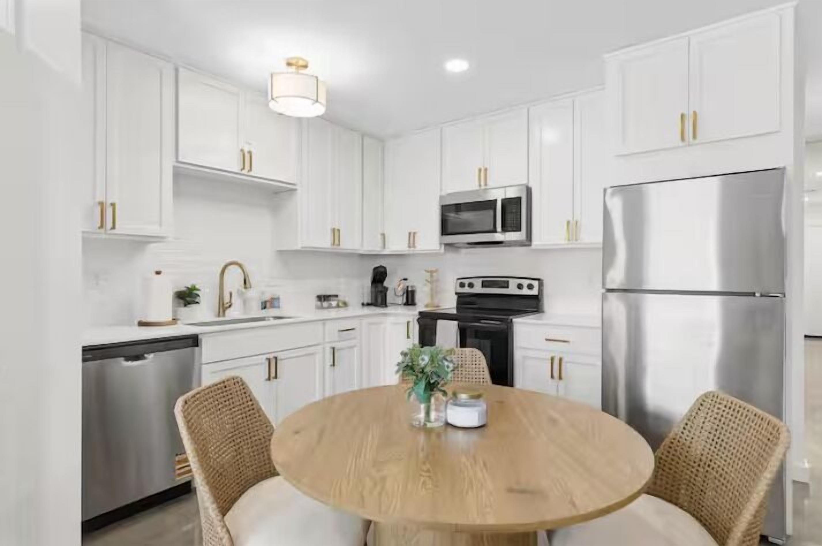 Luxury House, 3 Bedrooms, Non Smoking, Pets allowed | Private kitchen | Full-sized fridge, microwave, oven, stovetop