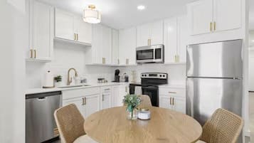 Luxury House, 3 Bedrooms, Non Smoking, Pets allowed | Private kitchen | Full-sized fridge, microwave, oven, stovetop