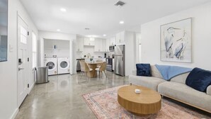 Un appartement moderne comprenant une cuisine, un coin repas et un salon.
