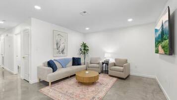 Luxury House, 3 Bedrooms, Non Smoking, Pets Allowed | Living area | Smart TV