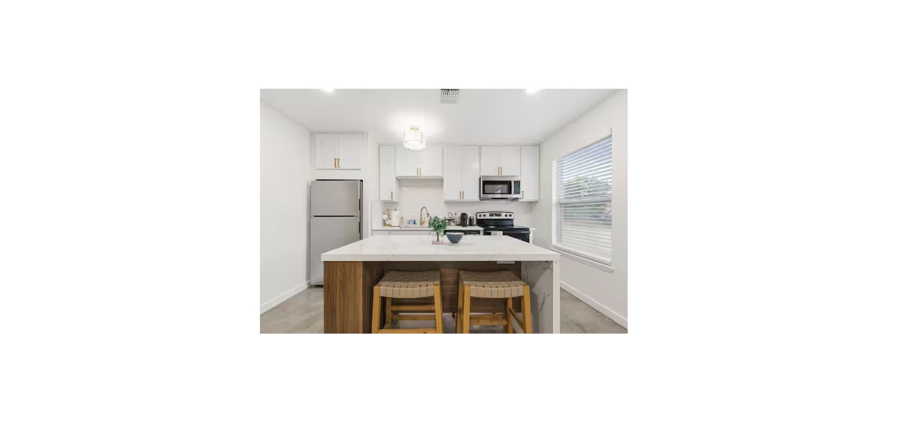 Full-size fridge, microwave, oven, stovetop