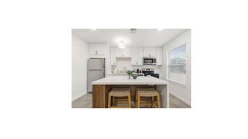 Full-size fridge, microwave, oven, stovetop