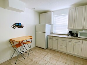 Fridge, microwave, oven, stovetop - Relaxing Gulf Coast Apartment Near Beaches • Free Bikes (Tarpon Springs)