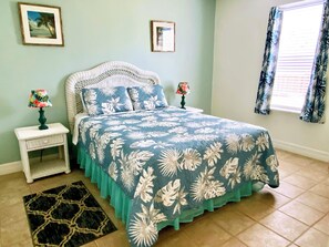 Iron/ironing board, free WiFi, bed sheets - Relaxing Gulf Coast Apartment Near Beaches • Free Bikes (Tarpon Springs)