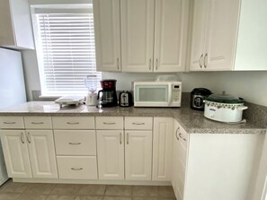 Fridge, microwave, oven, stovetop - Relaxing Gulf Coast Apartment Near Beaches • Free Bikes (Tarpon Springs)