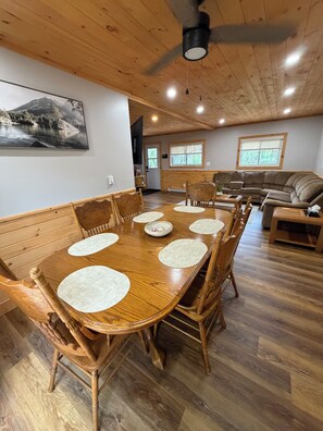 Dining - Cozy cottage on pelee island, Ontario The perfect getaway on the North shore! (Pelee Island)