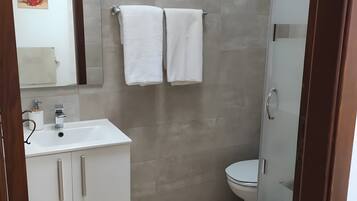 Een douche, handdoeken